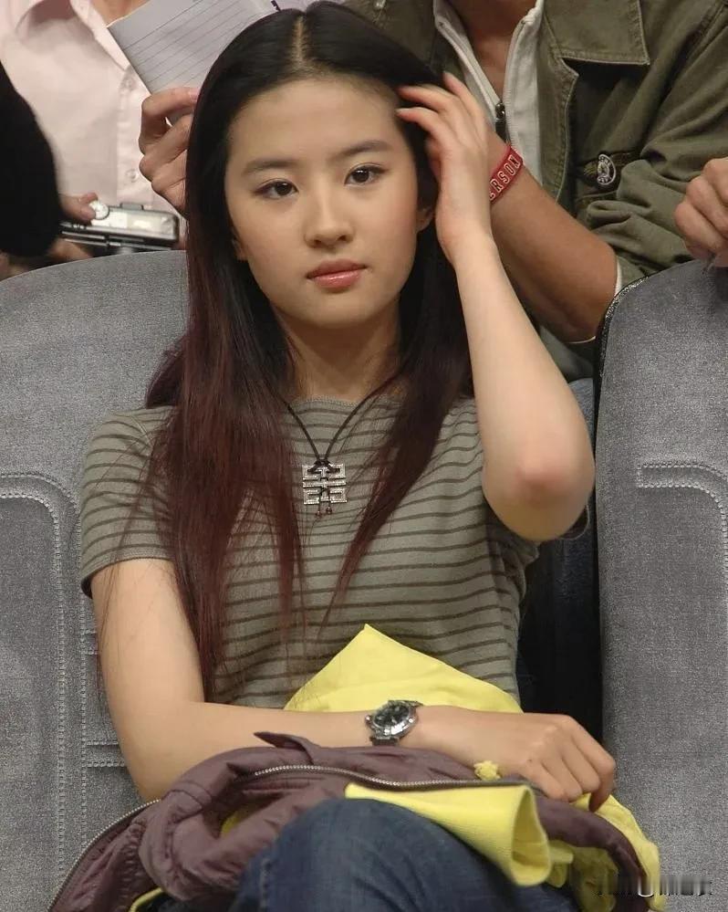 刘亦菲不愧是神仙姐姐，感觉她各个年龄段都美的要死，但萝卜青菜各有所爱。我可以