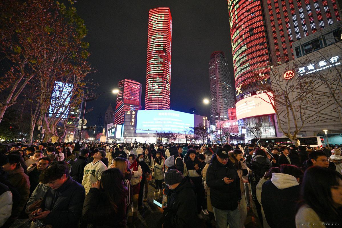 今年南京跨年夜简直嗨翻天了——是那种热气腾腾、喜气爆棚的嗨！去年这时候，街上冷冷
