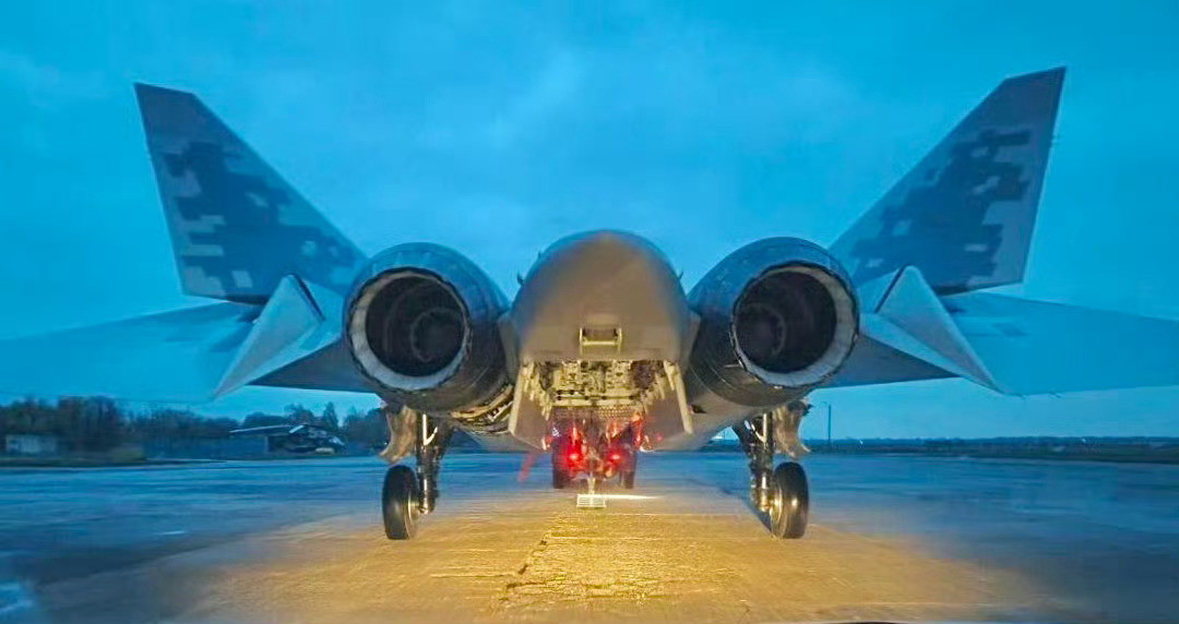SU-57的主弹舱终于露面了前后两个弹仓可放下4枚中、远距空空弹，也能