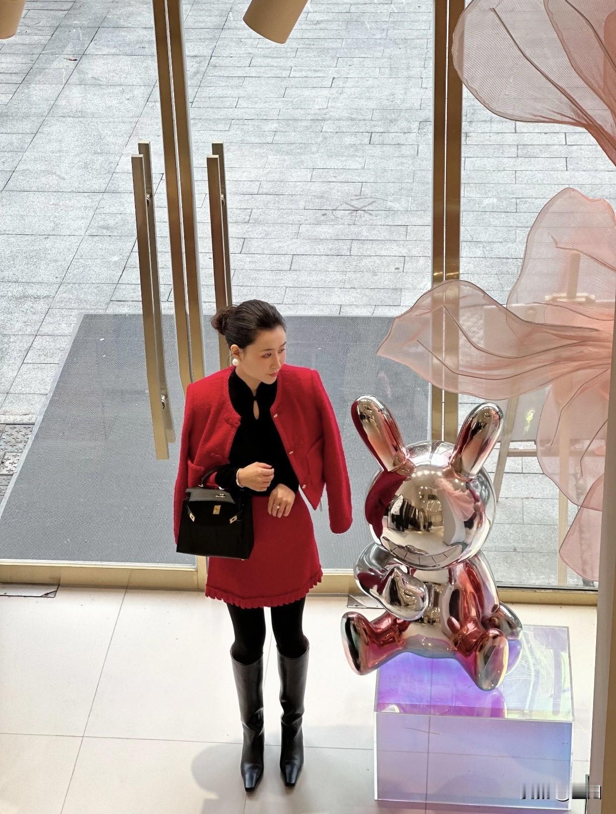 中年女性,如何培养高贵的气质?着装得体，选择简约有质感的衣服。