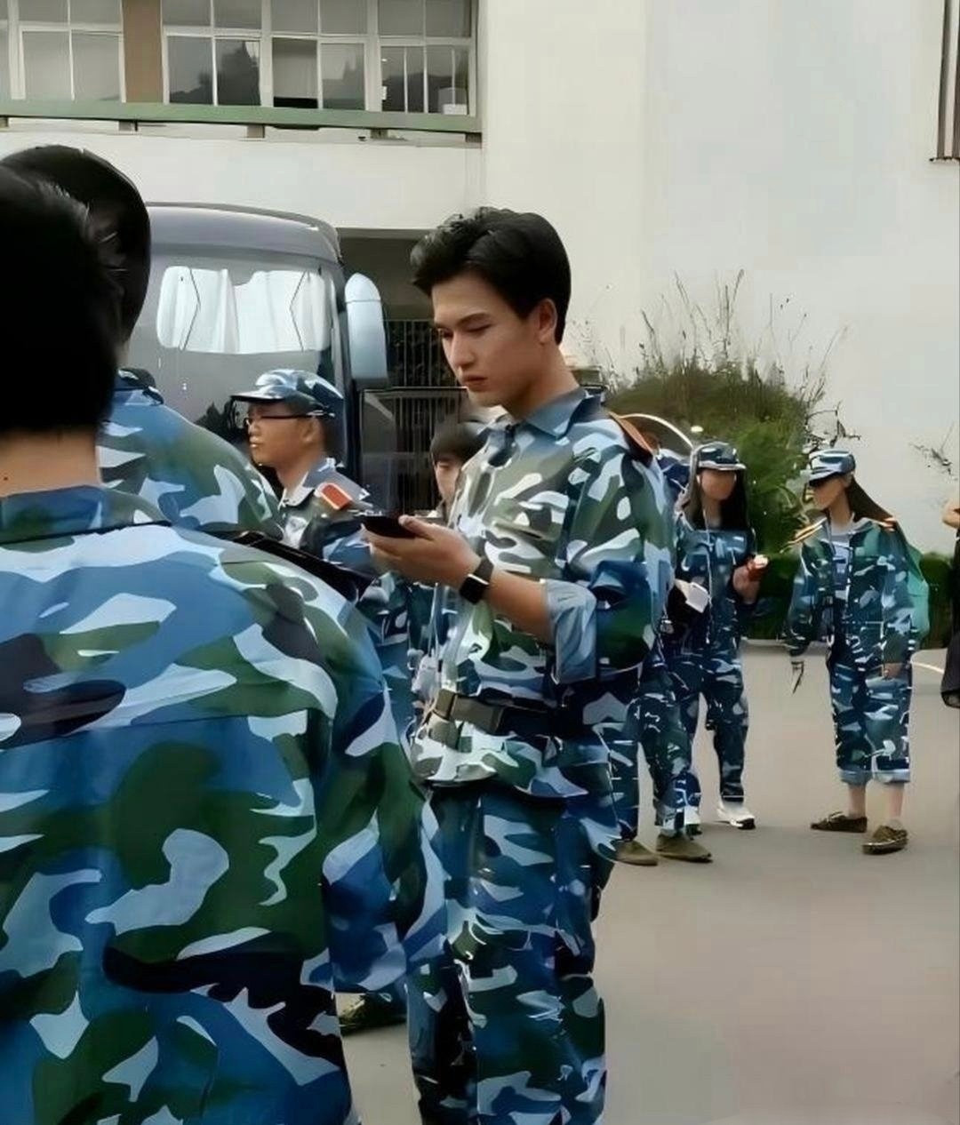 看了张凌赫小学的照片，终于知道为什么有初三的学姐追他了。张凌赫凌晨四点还在线解