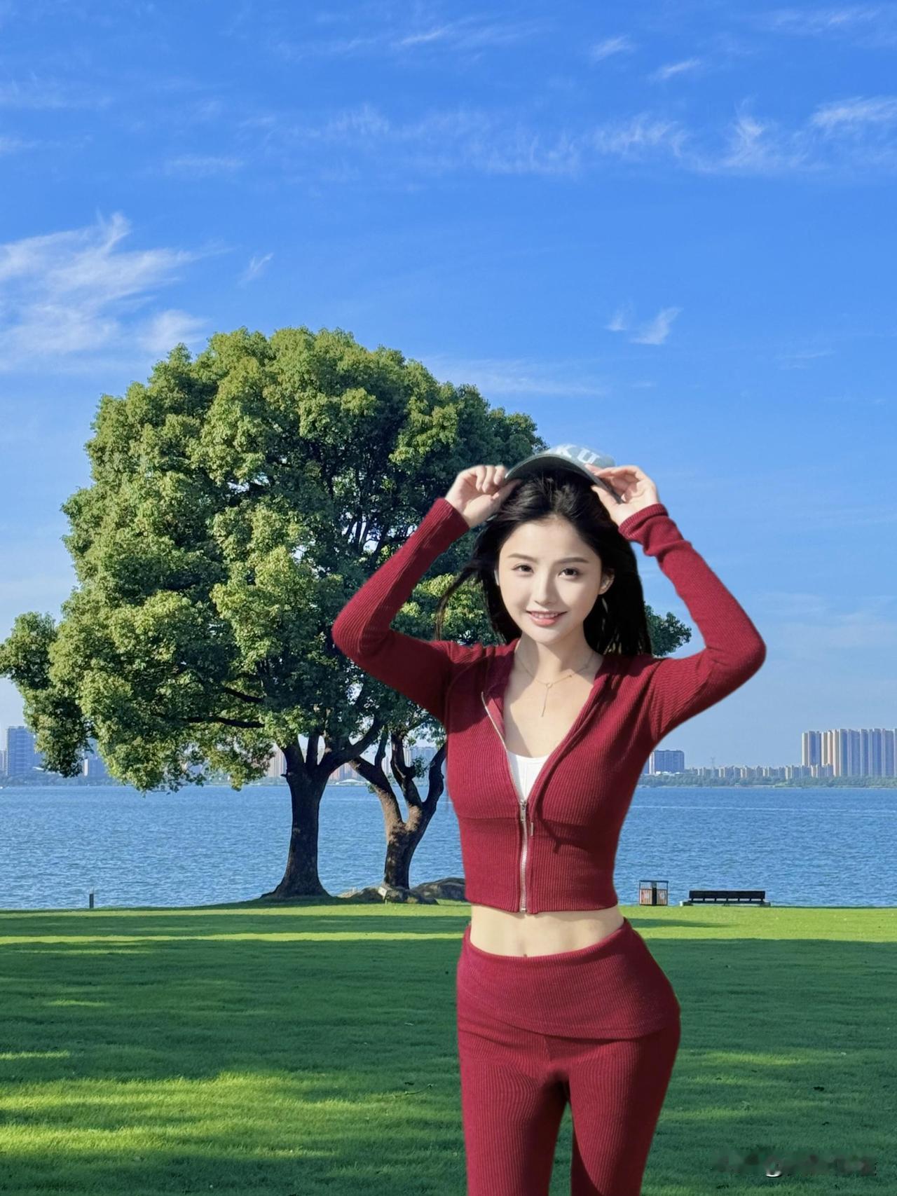 阳光明媚的湖畔，运动少女活力满满！🌞🏃‍♀️