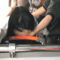 爆笑GIF: 你能别对我笑得那么甜嘛? 我心慌慌