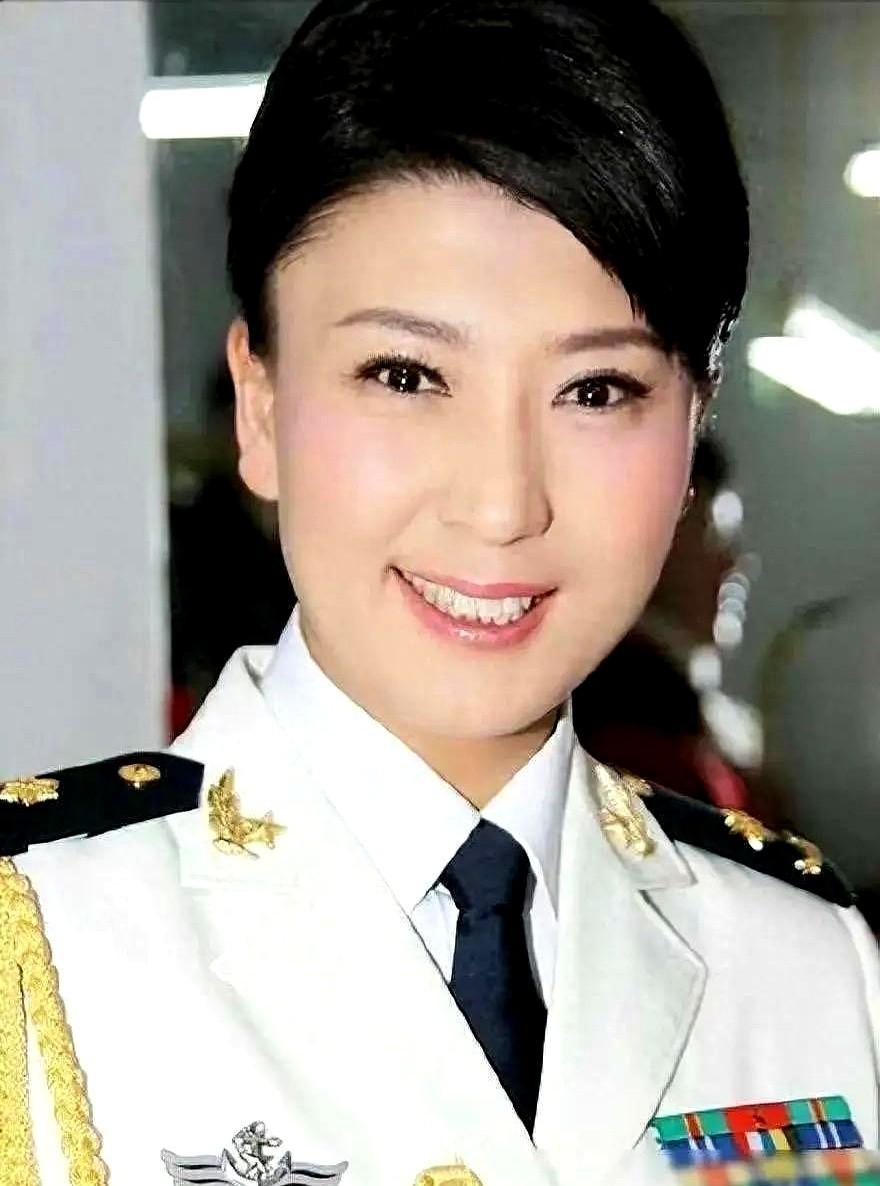 明星也会抱怨生活不易，真相令人难以接受。闫学晶在直播中提到家庭压力，说自己退休金