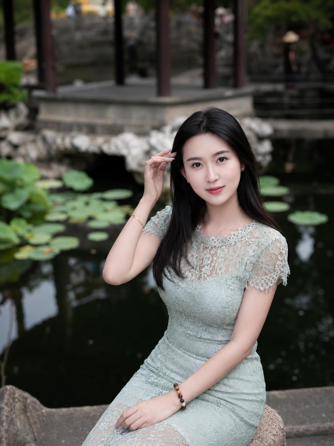江南烟雨，一袭清梦入画来，薄荷绿蕾丝修身裙，在青砖黛瓦、回廊水榭的映衬下，展现出