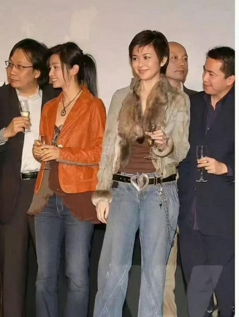 关之琳与李冰冰昔日同框合照，无美颜滤镜加持下，原生肤质尽显真实美感，出众气质依旧