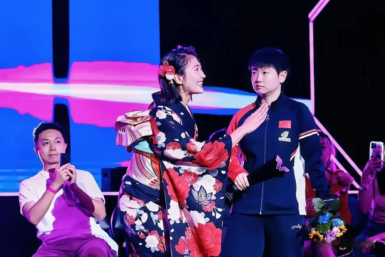 莎莎一脸正气！日本小姐姐身穿和服非常正常，如同中国小姐姐穿汉服唐装一样。但莎