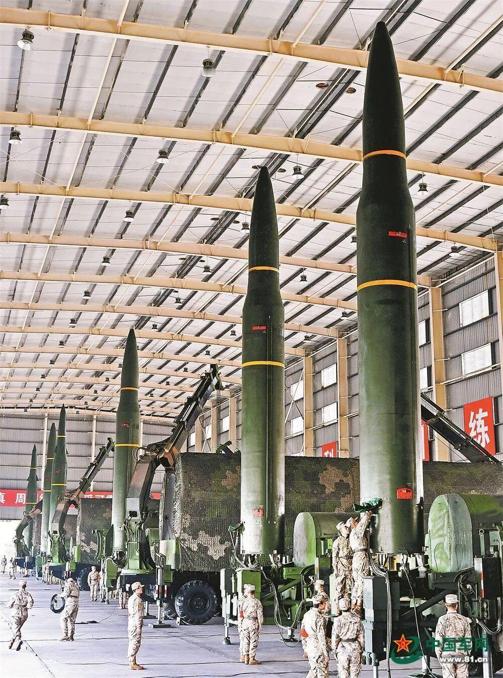 机动弹头版东风16首次亮相，原来最早亮相的是“钻地弹”画面中，远处两枚战斗部有