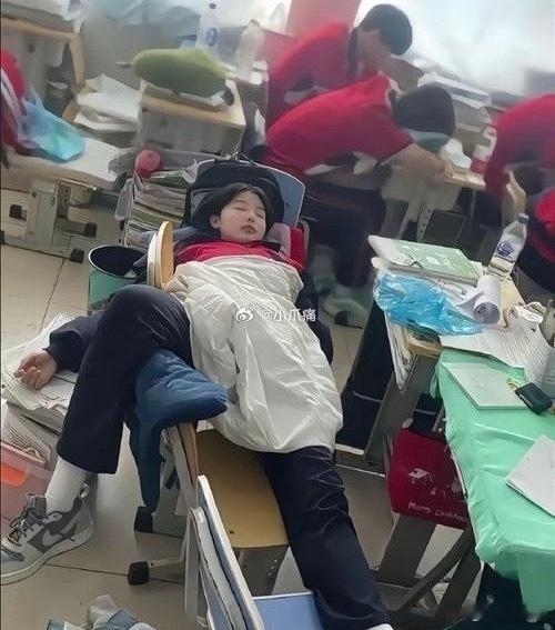 终于明白高中老师说的那句：“十七八岁的女孩子不用化妆，怎样都是漂亮的。”