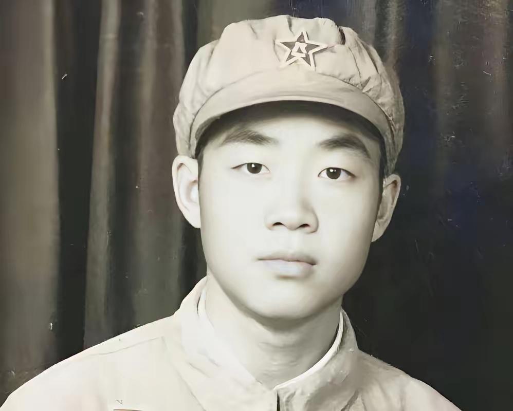1951年，15岁新兵张典文擦大炮，埋头看瞄准镜，谁料突然瞅见，敌人阵地上出现一