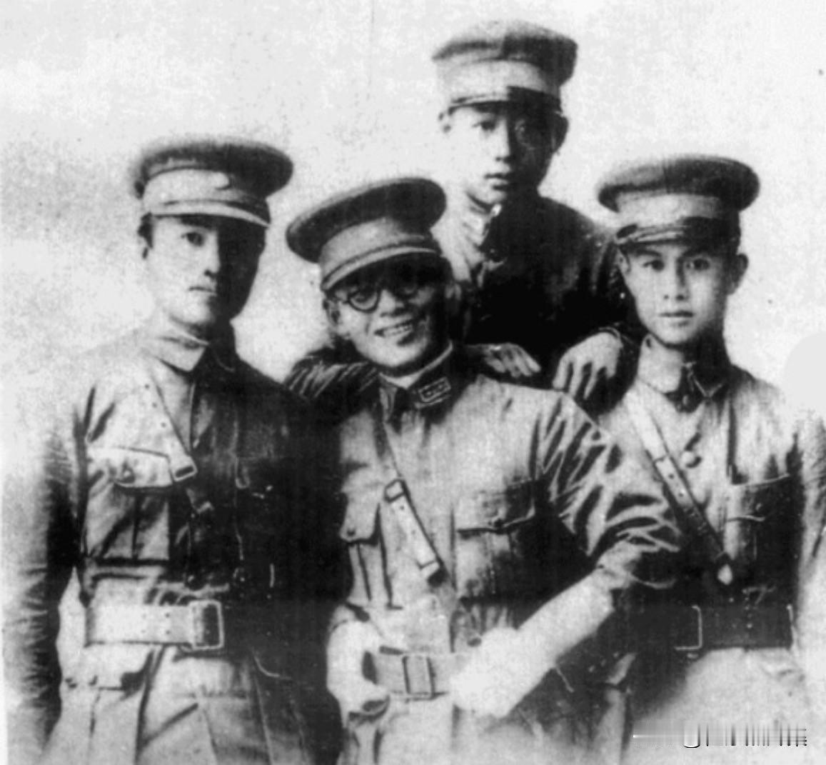 1928年，萧军（左二）在东北陆军讲武堂和同学的合影。虽然身在军校，但萧军对文学