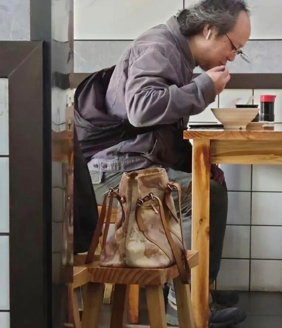 窦唯29岁的大女儿窦靖童最近在阿那亚开了音乐会，24岁的小女儿窦佳嫄在北京开了画