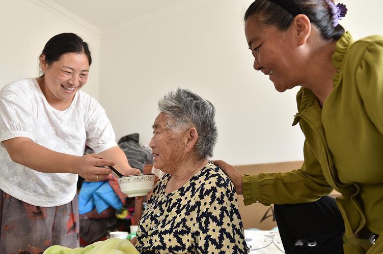我婆婆就是人间清醒!我婆婆退休后不打牌,不跳广场舞,不串门。每天能让她下楼的理