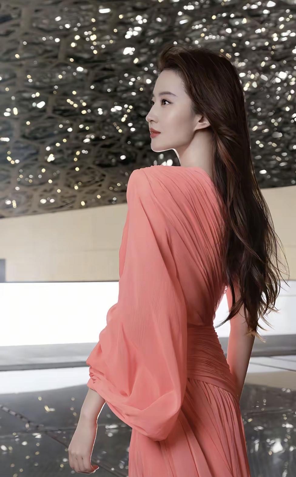 从坚韧独立的赵盼儿，到充满力量的许红豆，再到独立自由的黄亦玫，刘亦菲以饱满