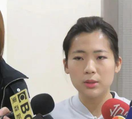 徐巧芯不该接受曹兴城的挑战，跟曹兴城有什么可以辩论的。因为曹兴城只会胡搅蛮缠，抹