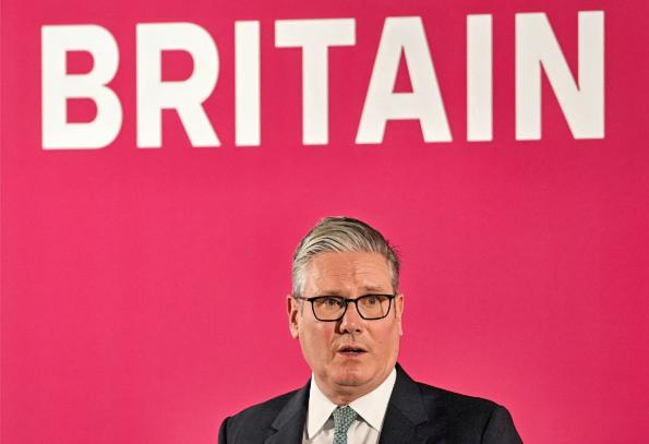 大力和中国合作，英国表态 当地时间12月1日，英国首相斯塔默在年度外交政策演