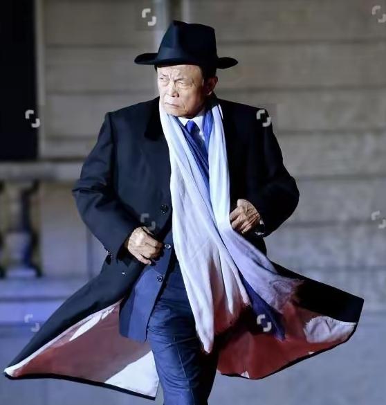 搅动中日风云，操控高市早苗！虽露面少，但影响力不小！背后的损招都是他出的。