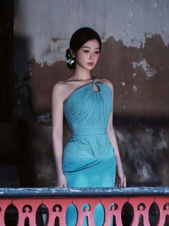 泰国诗丽吉太后去世：禁娱30天所有的活动只能穿深色和黑色服饰，虞书欣穿绿色​​