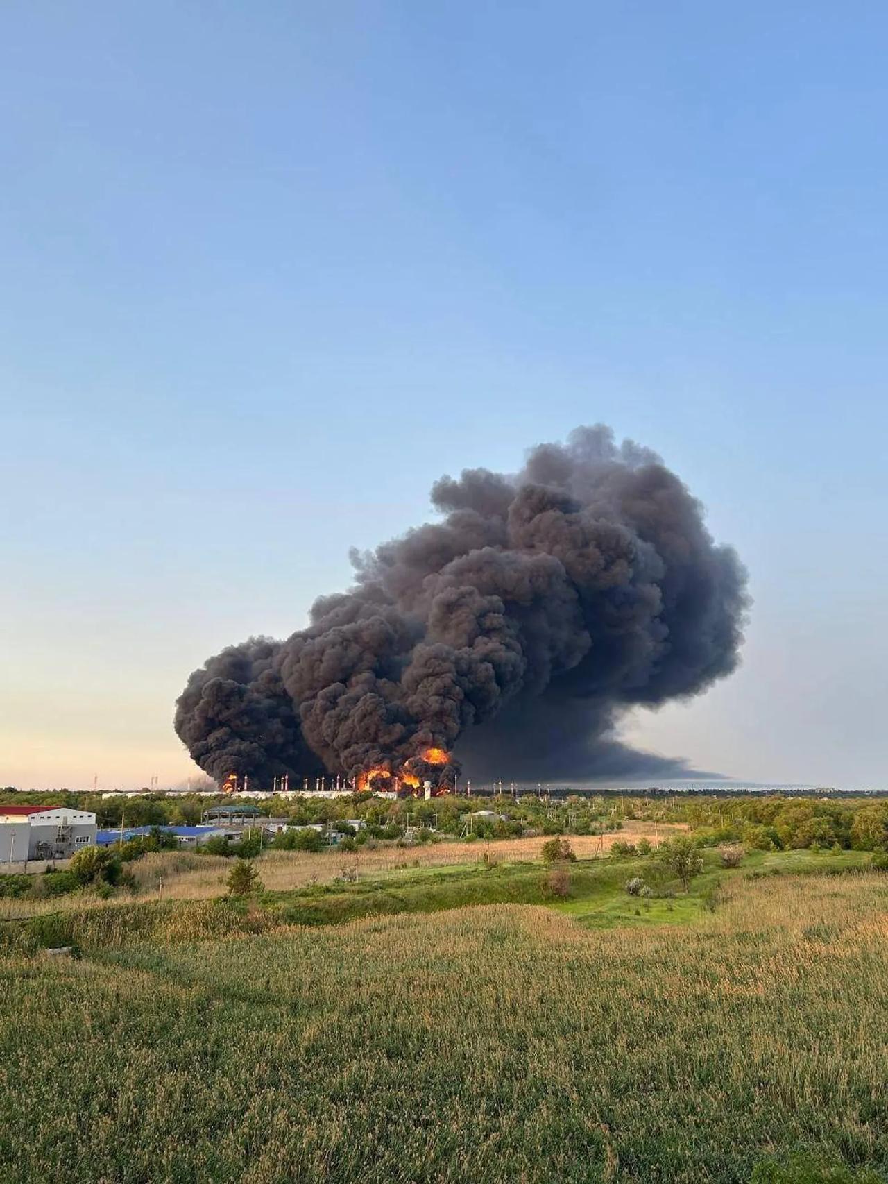 俄罗斯的油库又又又爆炸了！6月6日凌晨，乌克兰国防军无人机部队袭击了位于俄罗