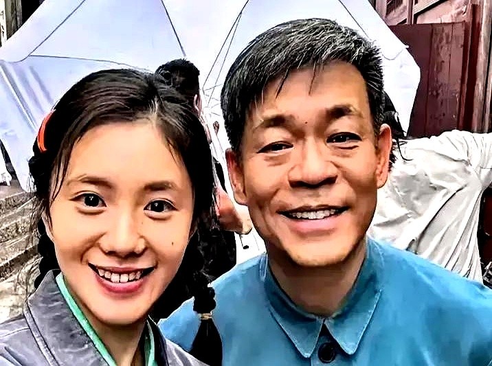 评论区一句“娃，苟师想你啦”，扯出了成年人社交的潜规则。没新剧要播，没通告要跑。刘浩存发了条日常动态