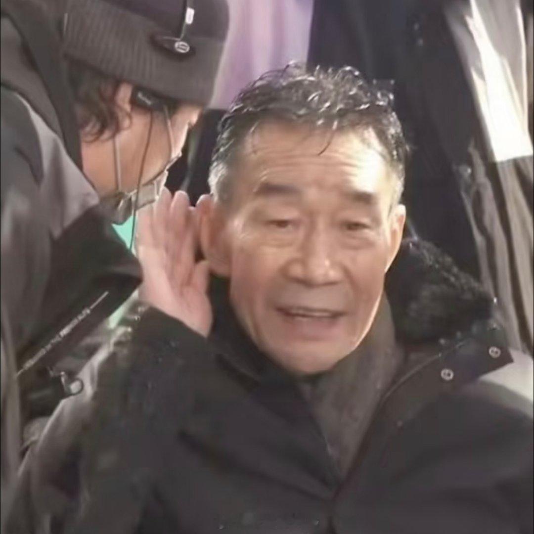 李雪健完全听不见了。妻子于海丹亲口证实，72岁的他双耳彻底失聪，交流全靠语音