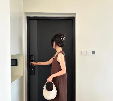 我家装修扔了茶几，我妈骂我败家：“客厅不放茶几像什么话？”结果她来住了三天，默默