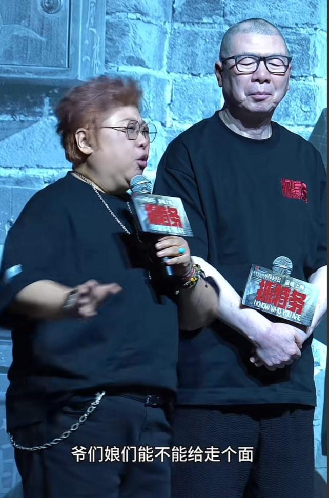韩红做梦都没想到，不过是帮冯小刚站了个台，说了两句捧场的话，居然会受到这么大的质