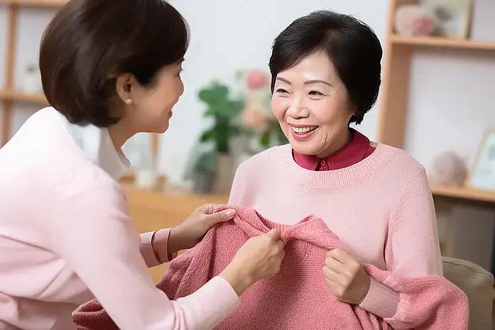 一位教育专家说：当你的孩子主动给你买衣服、买吃的，或者主动给你发红包。不管你