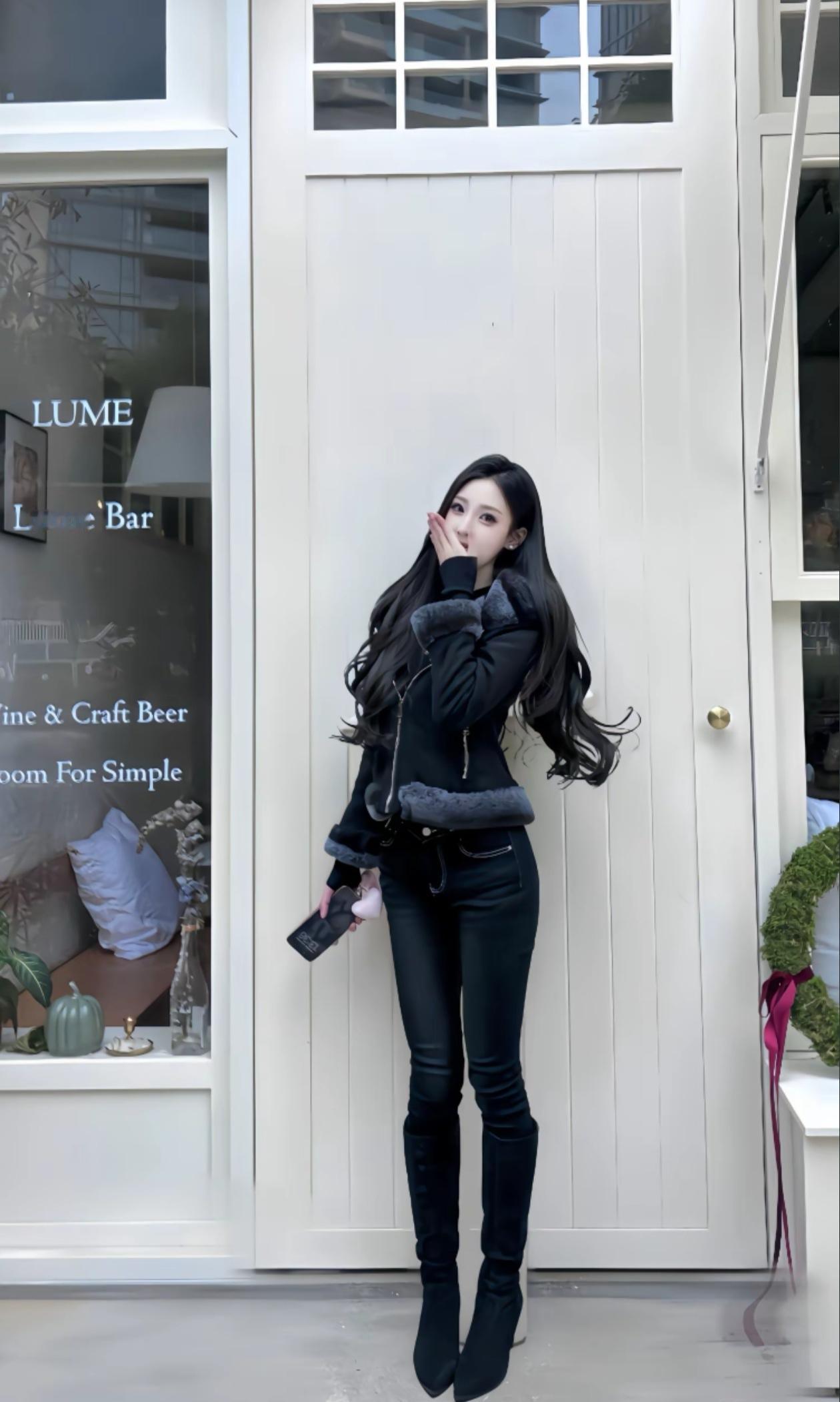 冬日穿搭指南：黑色皮衣+牛仔裤，简约时尚！🌟👗👖👢