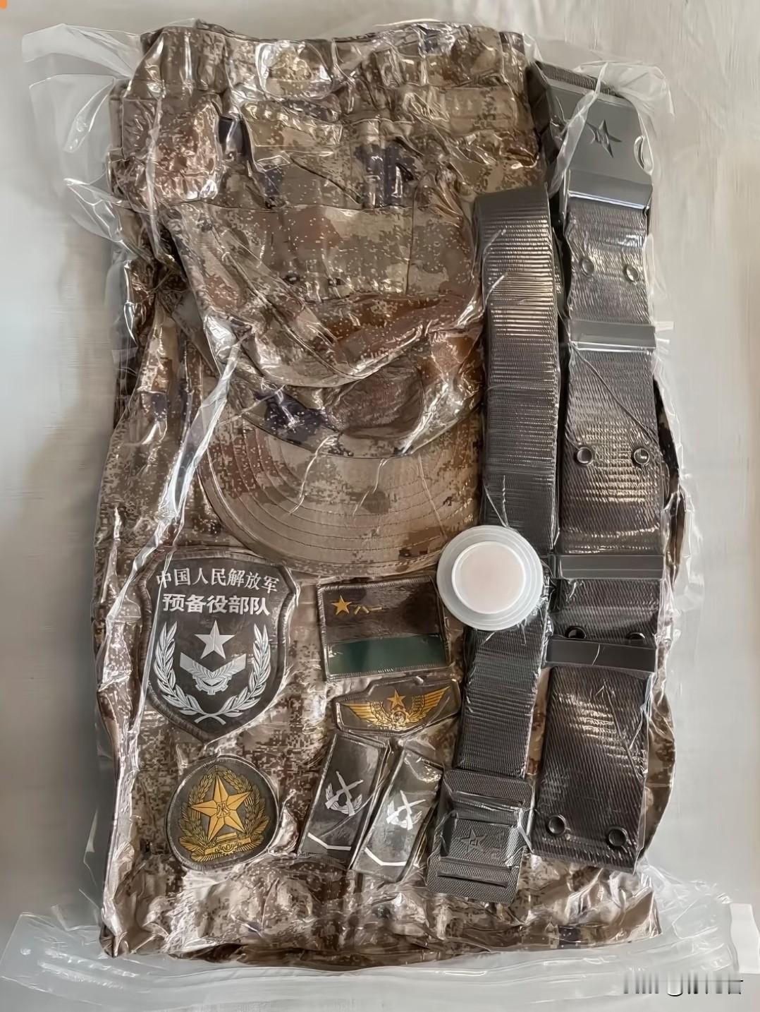 预备役领到了专属军装，虽已退伍，本色未改，这感觉就像又回到了组织的怀抱。乍一看，