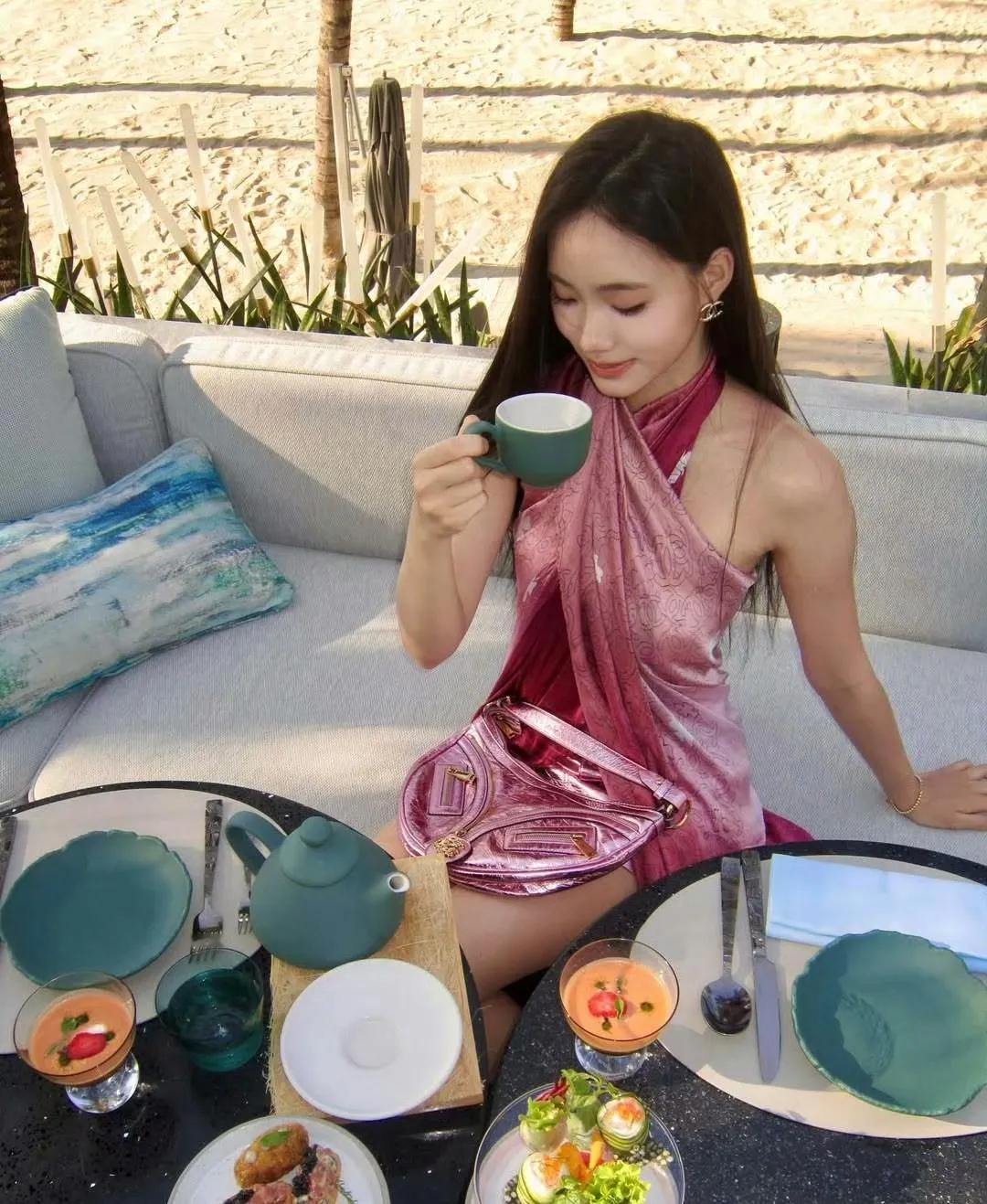 小S二女儿，真的逆袭了！今天，有网友晒出小S二女儿许韶恩在海边度假的照片，照
