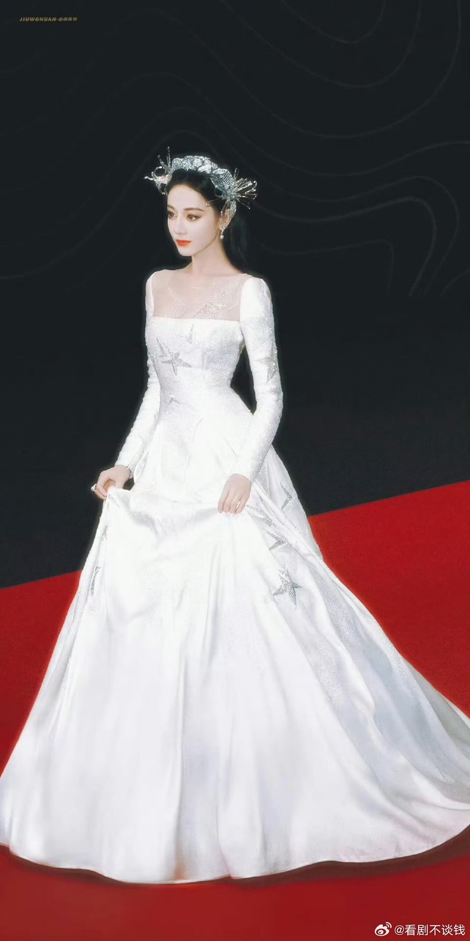 迪丽热巴扛起裙摆就走了好喜欢看提裙摆的那一下好从容好优雅…美神降临摇曳生姿