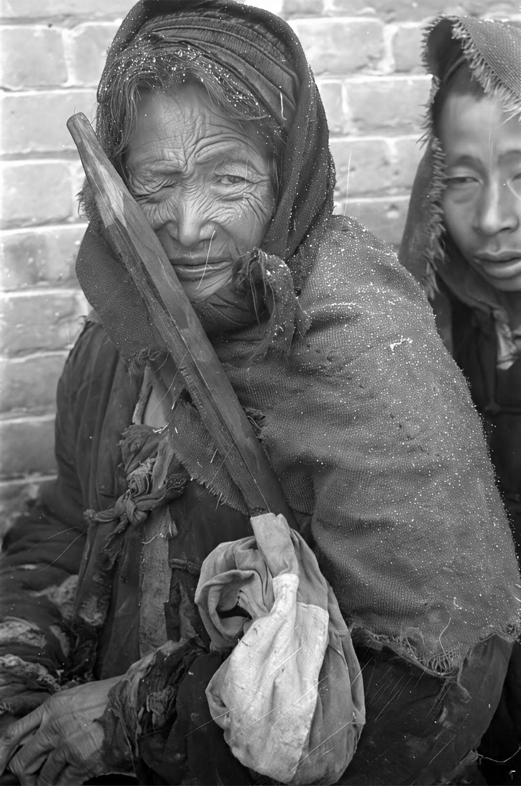 1942年，河南大饥荒，《泰晤士报》记者哈里森·福尔曼拍的逃荒人群。当年，美国记