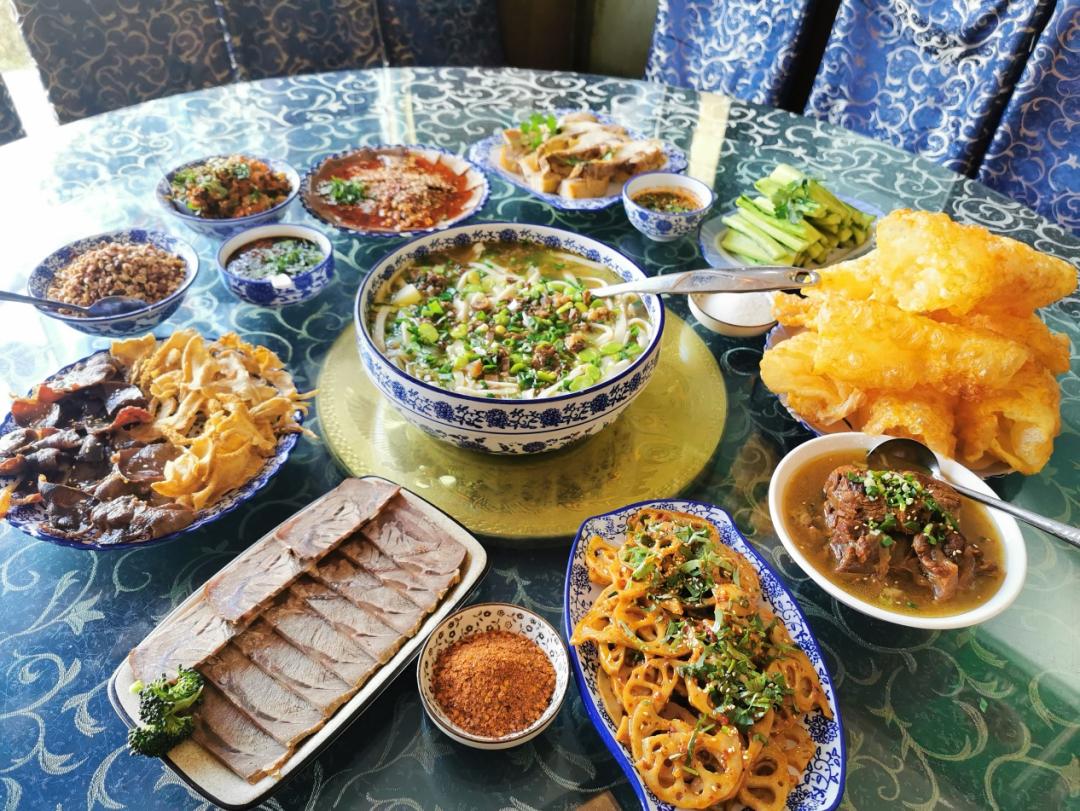 云南巍山县永建镇东莲花美食街藏着一款宝藏小吃——偰氏清真面片。这是偰艳家族传承经