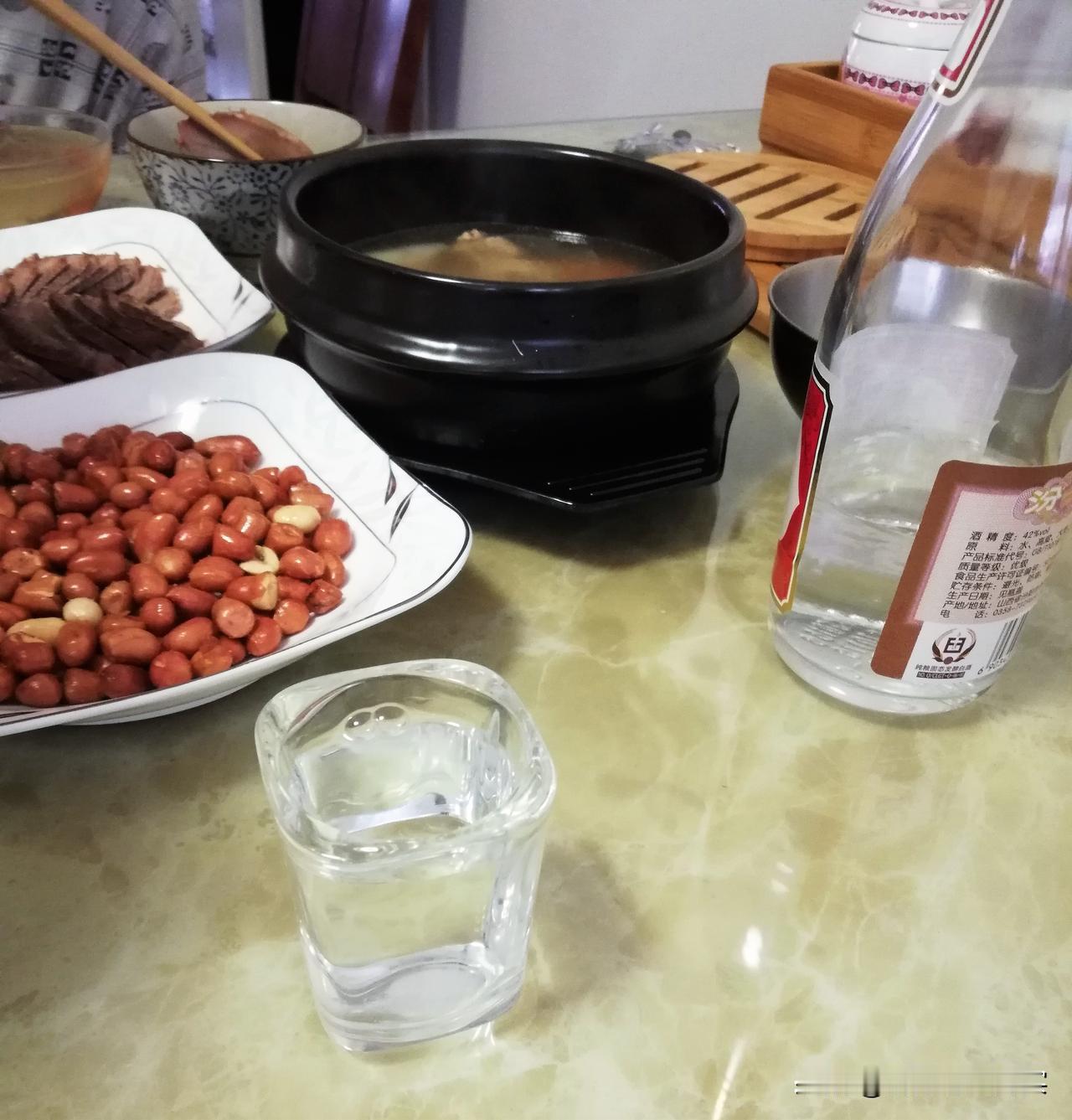 《独酌明志》枫林红叶善者同杯意趣长，阴人诡谲岂堪量。身临谷底独倾酒
