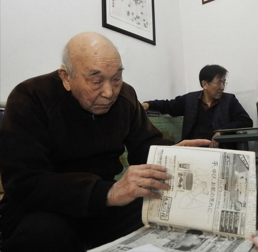 抗战时期，一位山东老太将昏迷的日军扛回家。刚进门，老太太就对儿媳妇大喊：“快点，