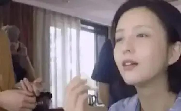 胡军和李乃文，俩老戏骨，在节目里听到佟丽娅经纪人说了两句话，表情当场就同步了，那种“吃了一惊又一惊”
