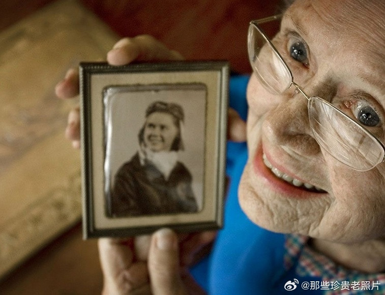 2009年6月19日的照片中，德克萨斯州奥斯丁的苏茜.贝恩拿着她本人1943年的