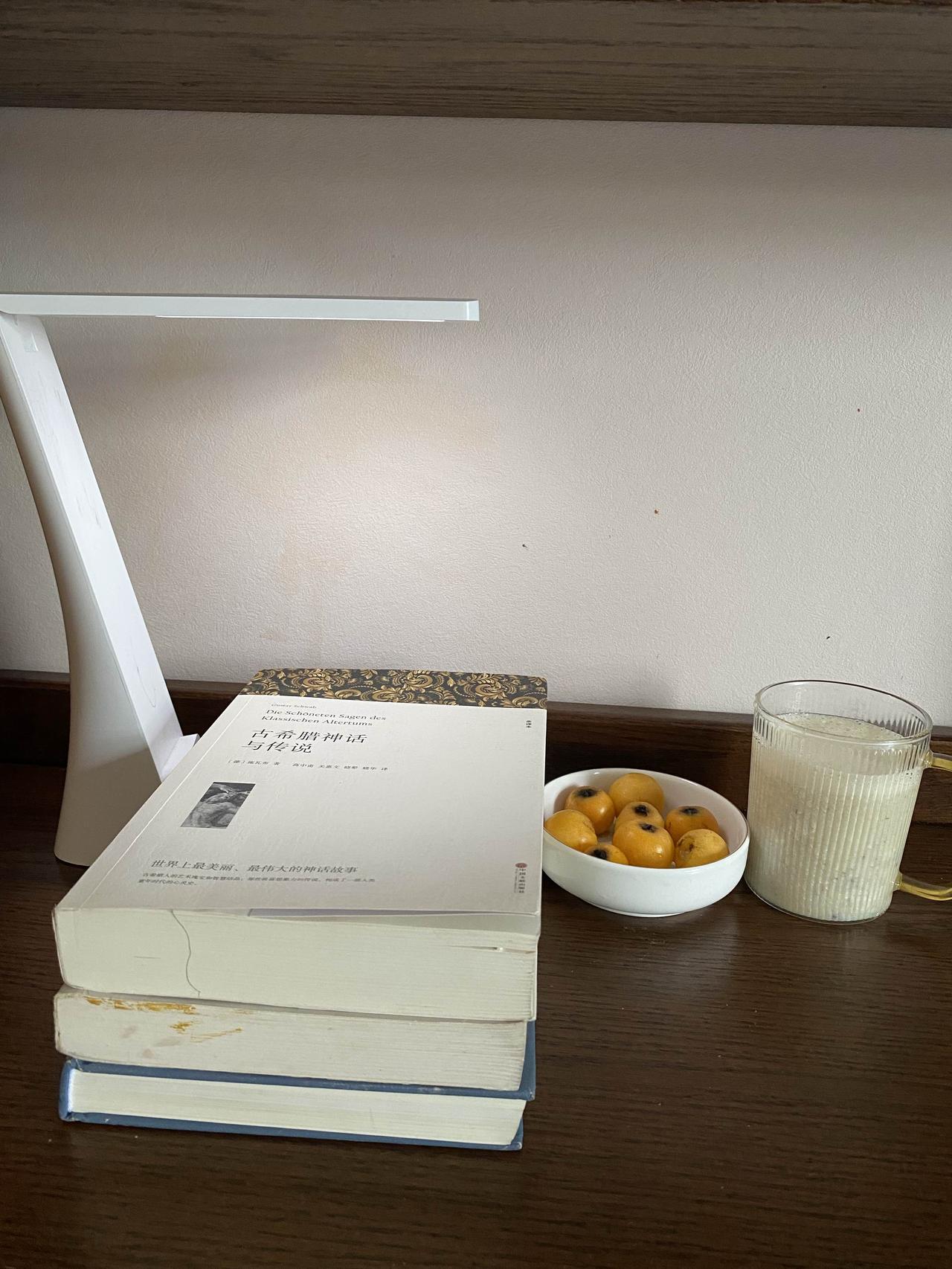弘一法师说:“终有一天你会静下心来，像个局外人一样回顾自己的故事，然后笑着摇摇头