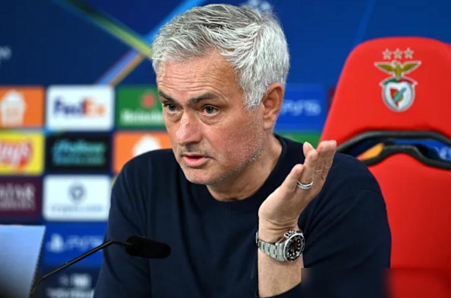 穆里尼奥真够硬气！皇马为他准备伯纳乌最豪华包厢，他却硬是在停车场大巴车里，看完了