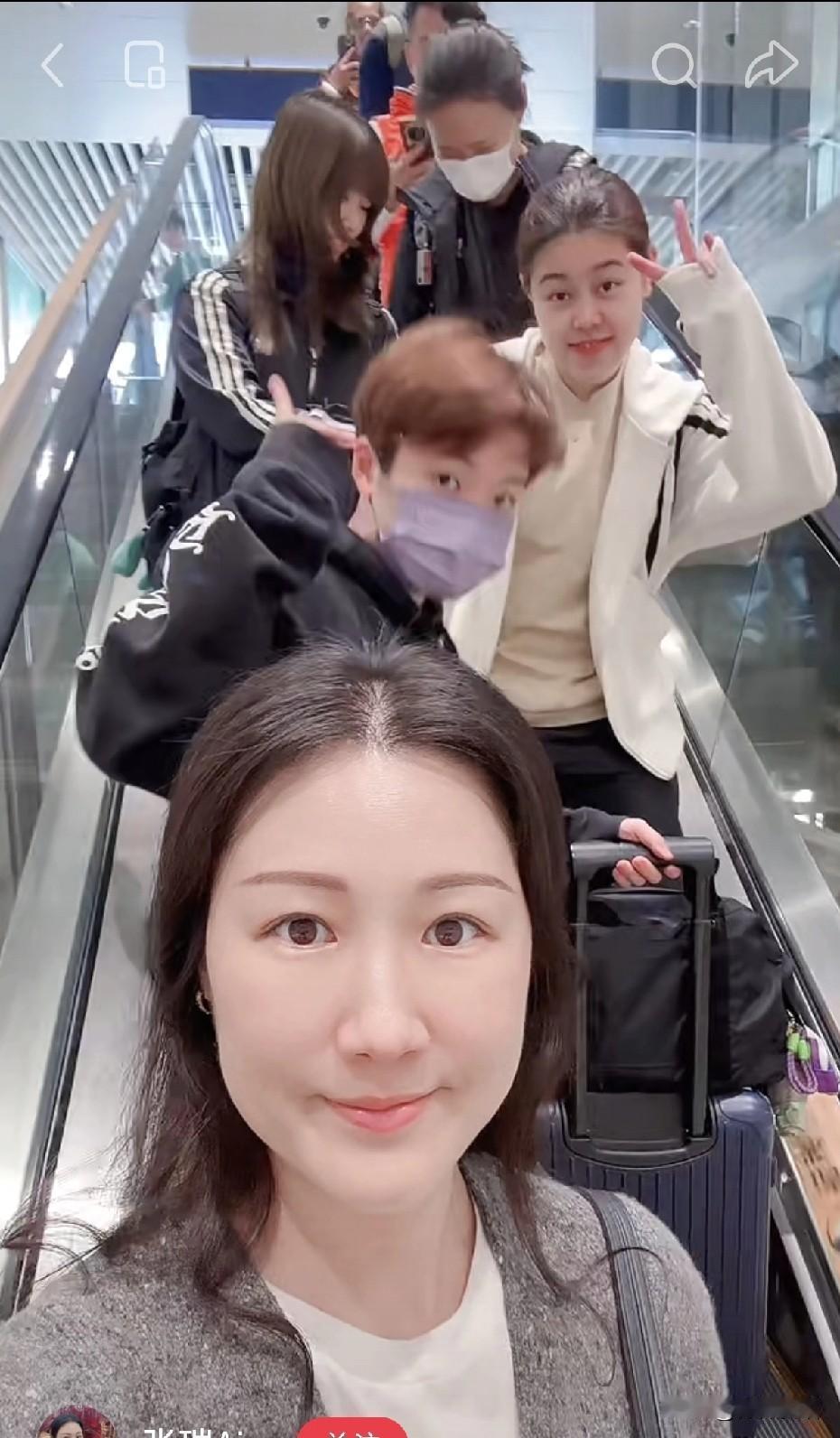 港队也抵达海口了。刚刚看到张瑞教练发动态，她带着杜凯琹她们已经到海口了，大家的