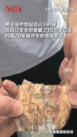 安徽六安一位男子回老家时，撞见父亲收拾家里的旧仓库，准备把落满灰尘、闲置多年的老