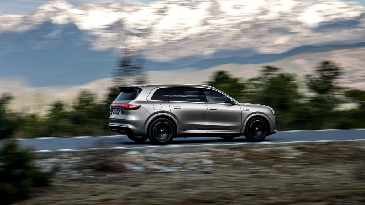 问界M8见证价值迁移，高知家庭换车首选为啥是TA？近期，一份行业洞察报告揭示了