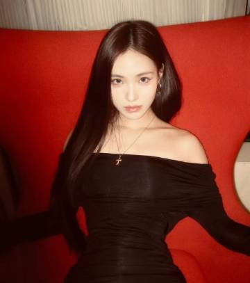 森碟与小S二女儿差不多大，然而一个是正常的少女穿着，另一个却打扮的非常成熟