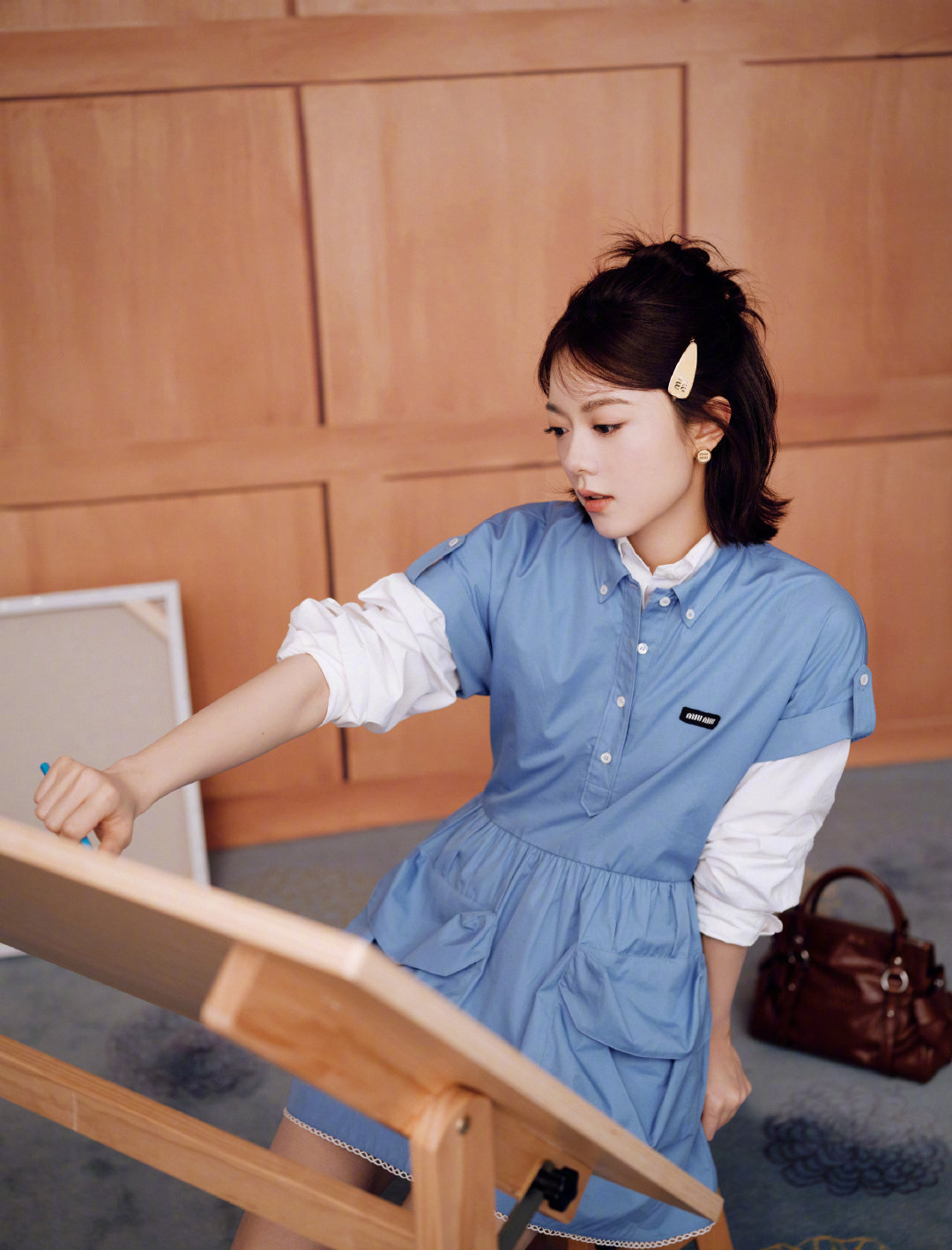 赵今麦｜MIUMIU活动造型出图，身穿品牌2026春夏系列出镜，蓝白衬衫裙清新自