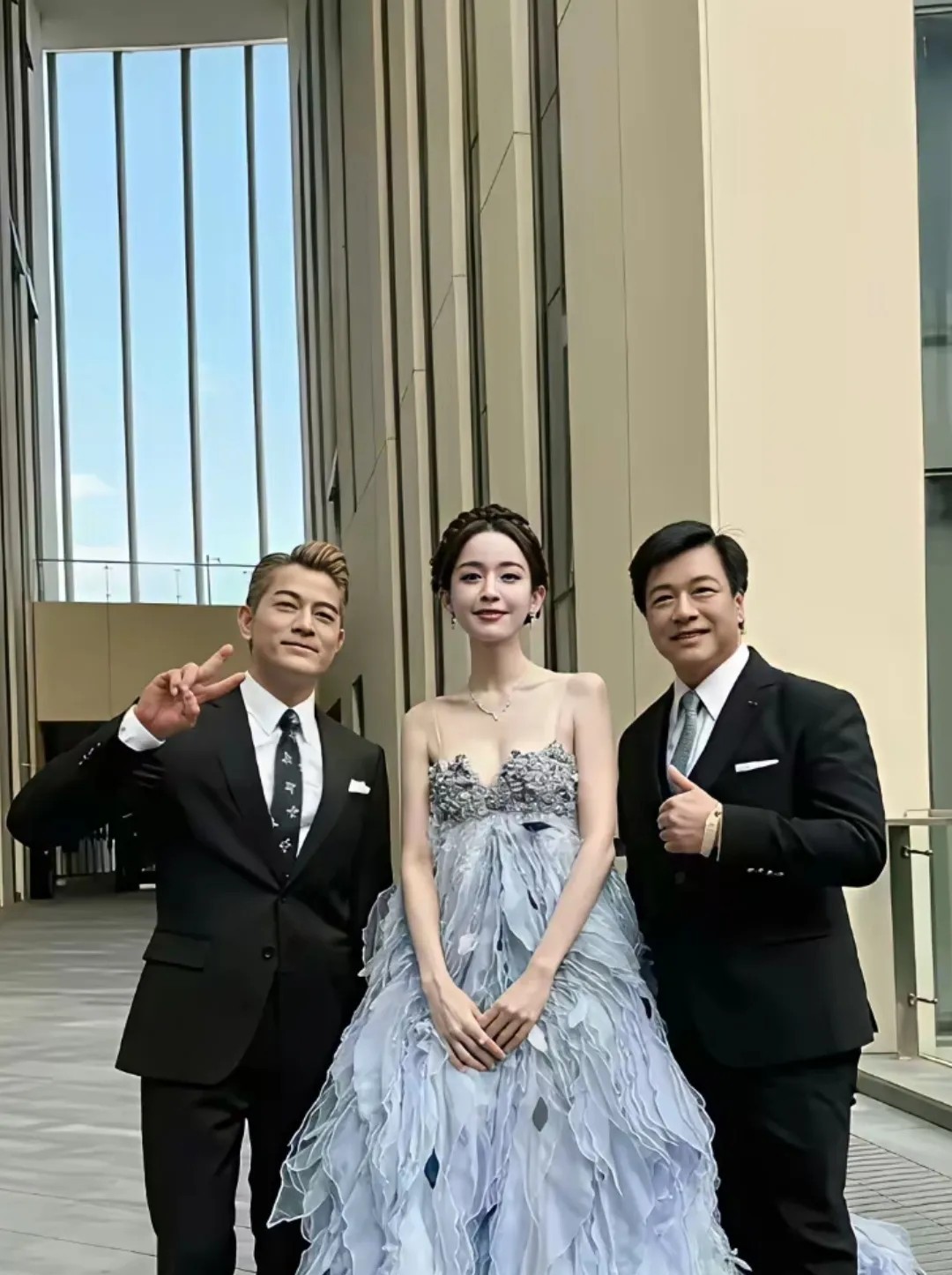 PS大神们能帮我把左右都P掉吗？