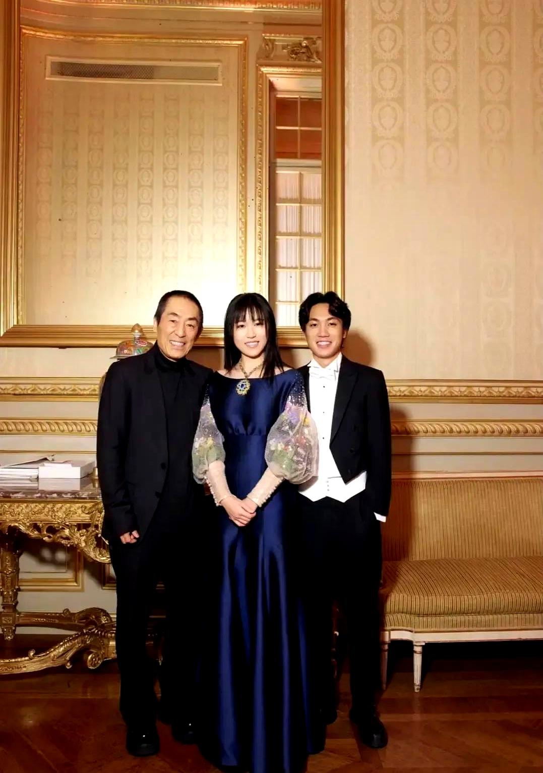 张艺谋这次去美国陪儿子毕业，很多人一看就明白了：这家人真不是来“摆拍”的。老谋