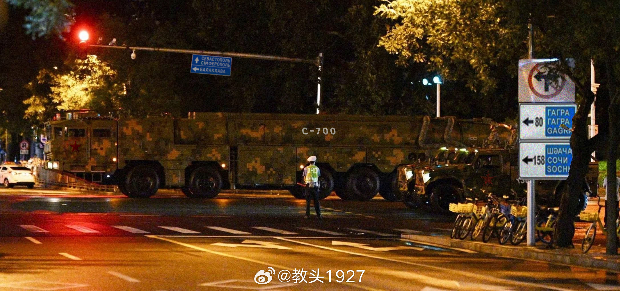 近日，俄罗斯网友在圣彼得堡拍到了一辆硕大的导弹发射车，根据车上的标识来看，这就是