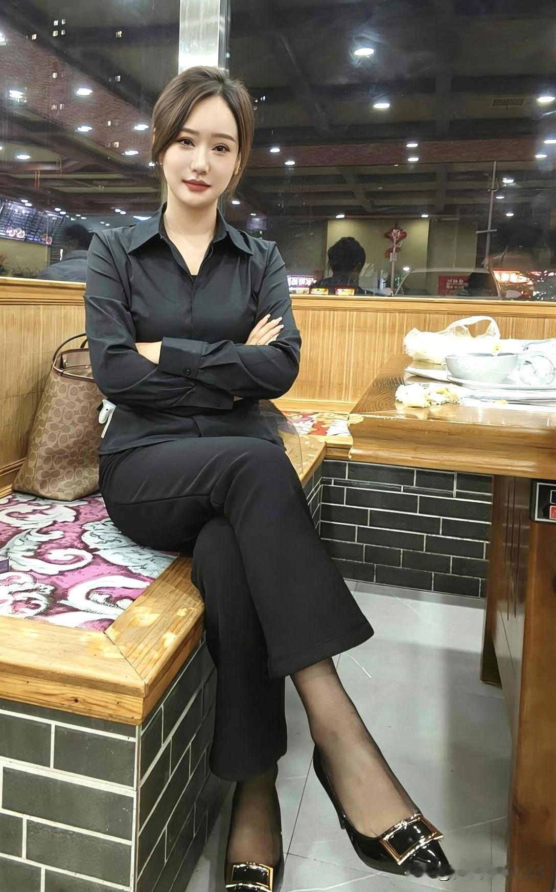 黑衣美人倚栏坐静待佳人入画来