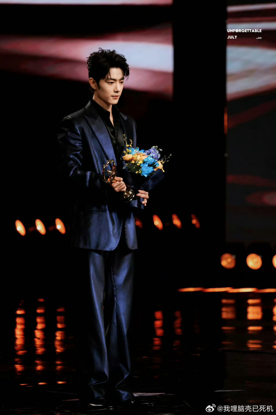 肖战站姐相机没有为别人举起过肖战站姐不参加团建的原因肖战站姐相机没有为别人举起